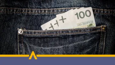 gotówka w tylnej kieszeni dżinsów