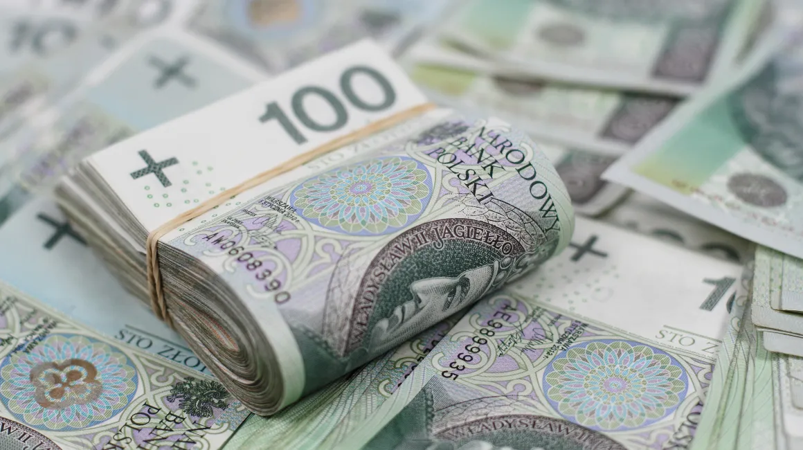 Zwinięta paczka banknotów 100 zł